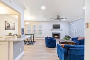 Interior - North Dallas Gem - Gated Community - Fast Wifi (Dallas)