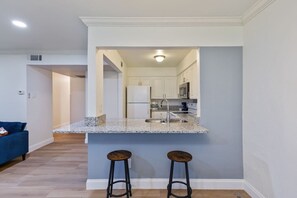 Fridge, microwave, oven, stovetop - North Dallas Gem - Gated Community - Fast Wifi (Dallas)