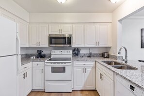 Fridge, microwave, oven, stovetop - North Dallas Gem - Gated Community - Fast Wifi (Dallas)