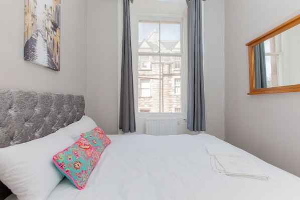 2 bedrooms, in-room safe, desk, iron/ironing board