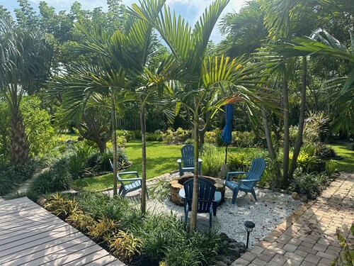 Cozy cottage retreat walking/biking distance to downtown Hobe Sound and Beach