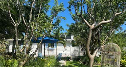 Cozy cottage retreat walking/biking distance to downtown Hobe Sound and Beach