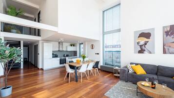 Leilighet – premium | Oppholdsområde | LED-TV og kontorer