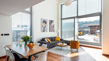 Leilighet – premium | Oppholdsområde | LED-TV og kontorer