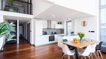 Apartemen Premium | Dapur pribadi | Lemari es, kompor, mesin pencuci piring, dan ketel listrik