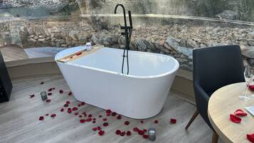 Deep-soaking bathtub