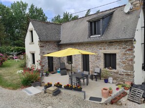 Outdoor dining - Jolie Petite Maison Bretonne, à 15km des Plages de St Cast et St Jacut (Pluduno)