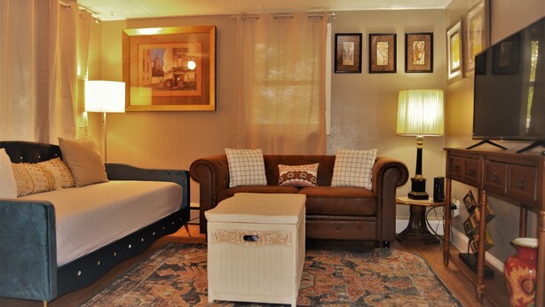 Living area - The Red 6 at Grand Forks (Grand Forks)