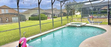 Alberca al aire libre y alberca climatizada