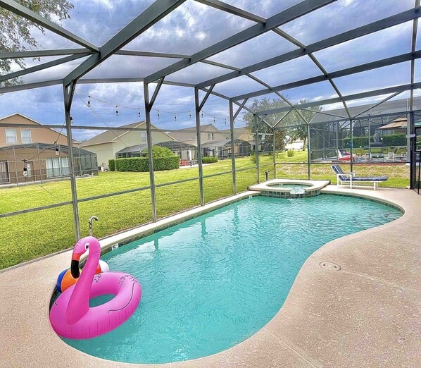 Alberca al aire libre y alberca climatizada