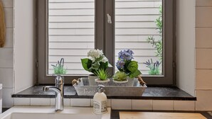 Eine Küche mit Fenster, Spüle und Arbeitsplatte.