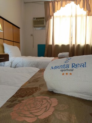 Egyptian cotton sheets, premium bedding, down comforters - Hotel Manta Real (Manta)