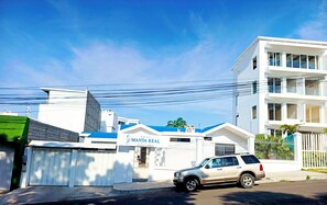 Vista frontal de la propiedad