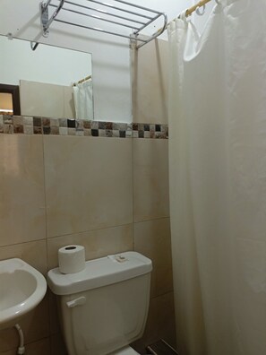 Shower, towels, soap, shampoo - Hotel Manta Real (Manta)