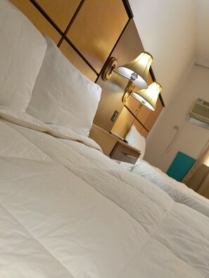 Egyptian cotton sheets, premium bedding, down comforters - Hotel Manta Real (Manta)