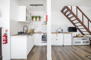 Kühlschrank, Mikrowelle, Ofen, Wasserkocher