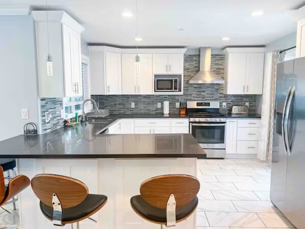 ثلاجة، ميكروويف، فرن، موقد طهي مسطح