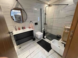 Asciugacapelli, asciugamani, sapone, shampoo