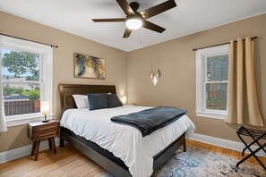 4 bedrooms, desk, WiFi, bed sheets - At Home Feel Apt Close to University and Tram Stop, Garage and Patio incl (Minneapolis)