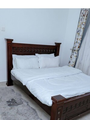 4 bedrooms, iron/ironing board, WiFi, bed sheets