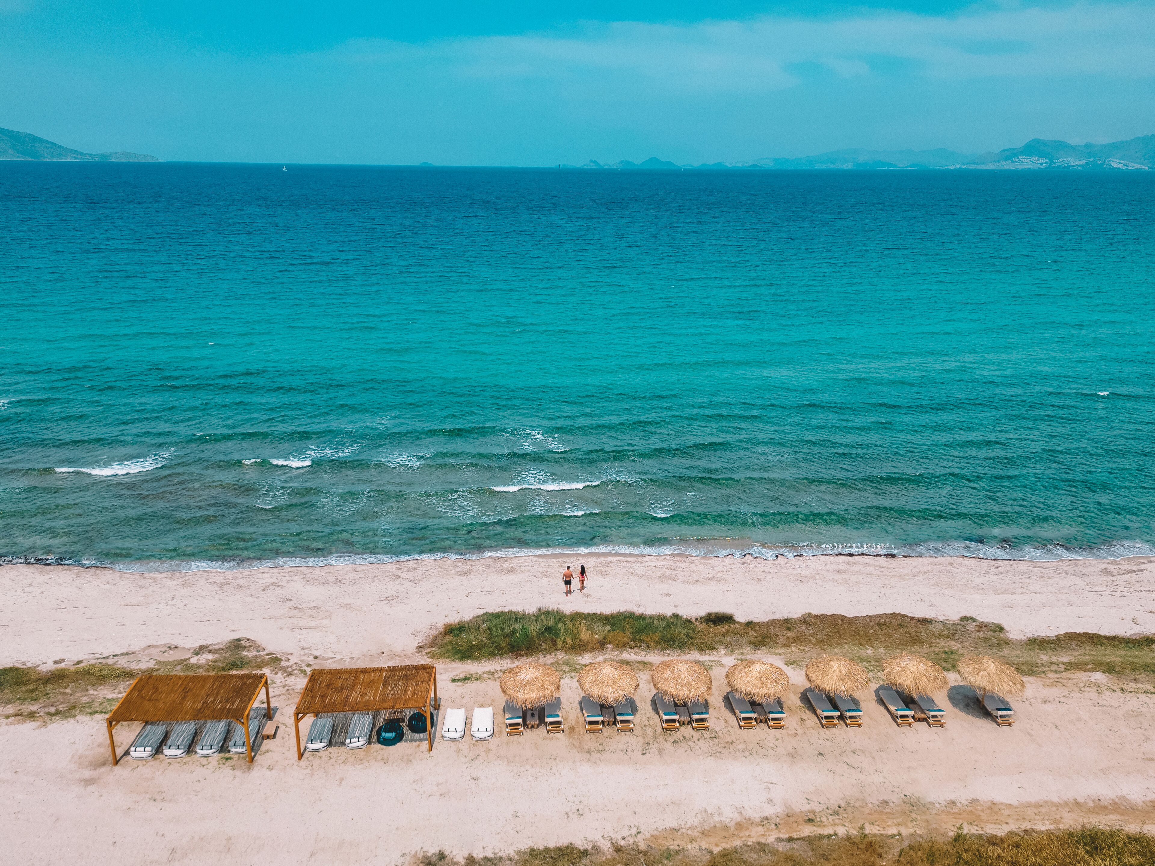 Privatstrand, Liegestühle, Sonnenschirme, Strandtücher
