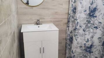 Sèche-cheveux, serviettes fournies, savon, papier toilette