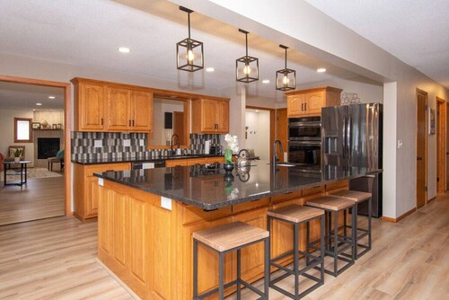 Luxury Living: Central 5 Bedroom Pool House