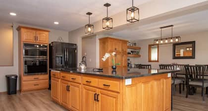 Luxury Living: Central 5 Bedroom Pool House