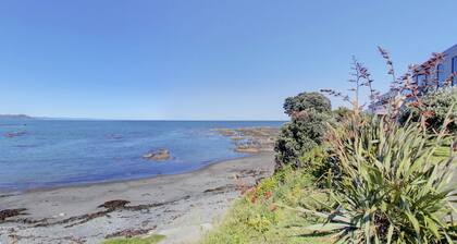 Te Kaha Beach Hotel