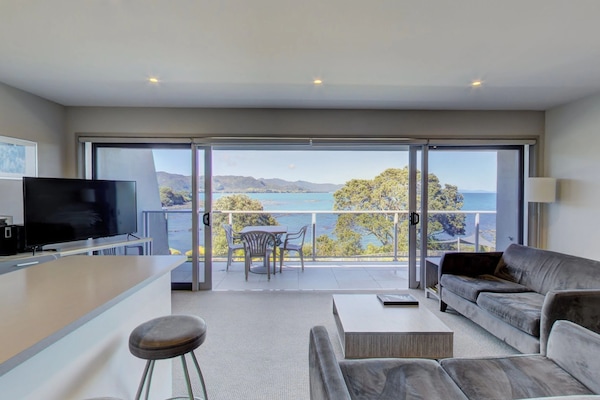 Apartemen Mewah, 2 kamar tidur | Dilengkapi dengan perabotan berbeda-beda dan tirai kedap cahaya