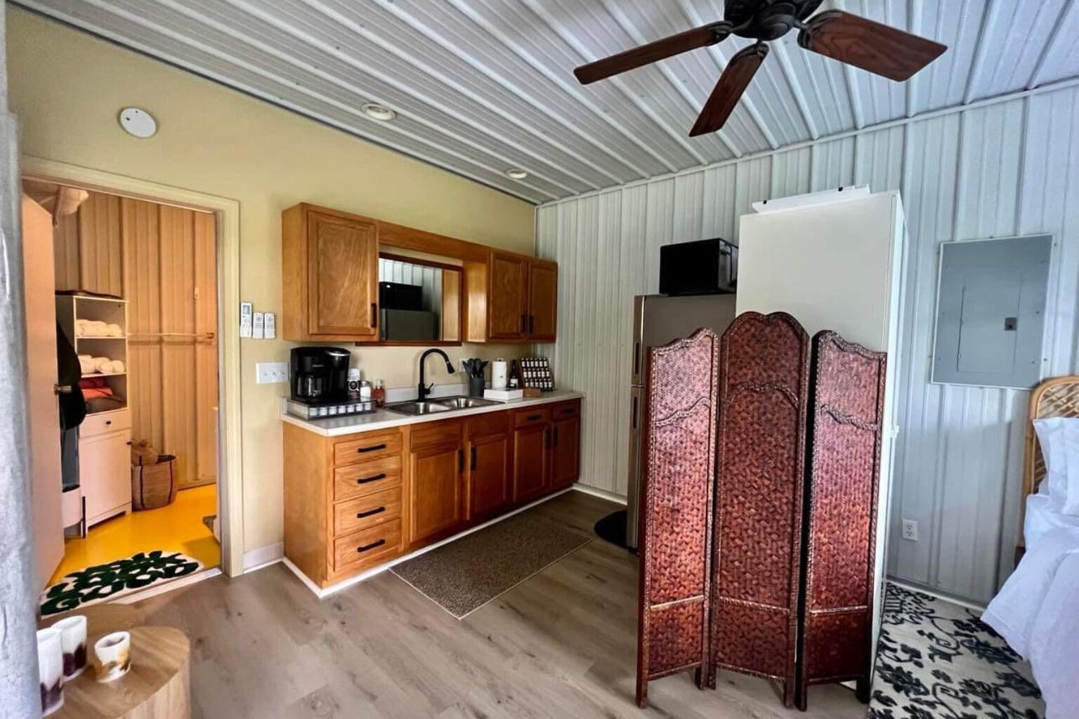 Jääkaappi, mikroaaltouuni, kahvin-/teenkeitin, leivänpaahdin