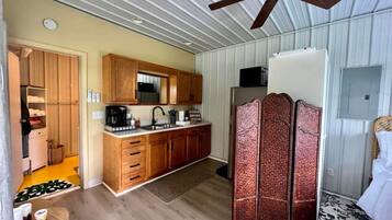 Jääkaappi, mikroaaltouuni, kahvin-/teenkeitin, leivänpaahdin