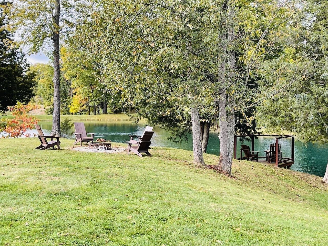 En søside omgivelser med udendørs siddepladser og en pavillon.
