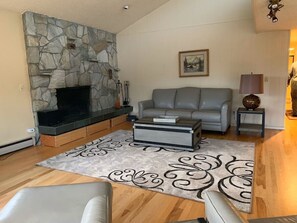 Computer monitors - Walking distance to downtown attractions and grocery store and coffee bakery. (Anchorage)