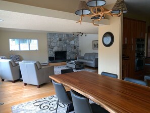Dining - Walking distance to downtown attractions and grocery store and coffee bakery. (Anchorage)