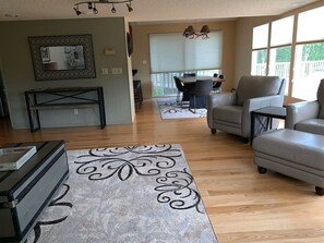 Computer monitors - Walking distance to downtown attractions and grocery store and coffee bakery. (Anchorage)