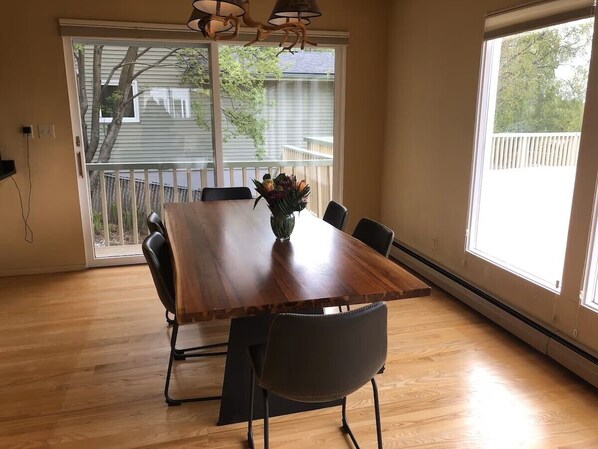 Dining - Walking distance to downtown attractions and grocery store and coffee bakery. (Anchorage)