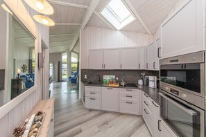 Fridge, microwave, oven, stovetop - Baltic View - Komfortables, Sehr Strandnahes Ferienhaus mit Whirlpool und Sauna (Brodersby)