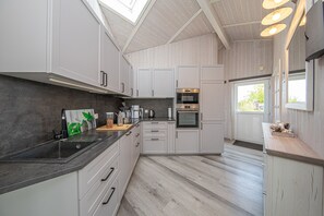 Fridge, microwave, oven, stovetop - Baltic View - Komfortables, Sehr Strandnahes Ferienhaus mit Whirlpool und Sauna (Brodersby)