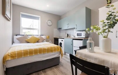 Private Cosy Studio w/ Amazing Location - Walking Distance From City Center!