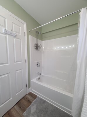 Hair dryer, towels, soap, shampoo - Cozy, Convenient, & Affordable! (Oak Ridge)