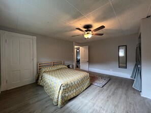 2 室のベッドルーム、アイロン / アイロン台、WiFi、ベッドシーツ