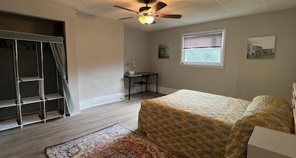 2 Bedroom, Efficiency Apartment Near Bus Stop And Trolley Line Near Downtown