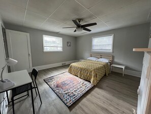 2 bedrooms, iron/ironing board, WiFi, bed sheets - 2 Bedroom, Efficiency Apartment Near Bus Stop And Trolley Line Near Downtown (Pittsburgh)