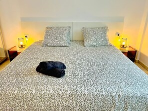 1 室のベッドルーム、デスク、アイロン / アイロン台、旅行用ベビーベッド