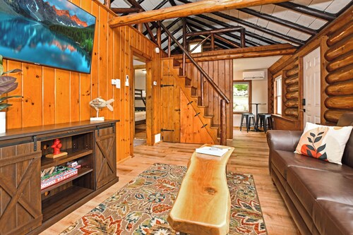 Walk to Beach - Close to Town - Pet Friendly Cabin