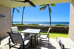 Outdoor dining - Enjoy Water's Edge Hale (Kailua-Kona)