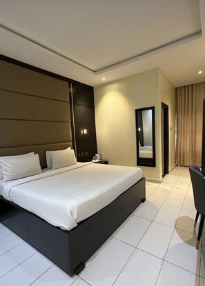 Luxury Room, 1 Queen Bed | Egyptian cotton sheets, premium bedding, down comforters - Rosmohr Gold (Uyo)