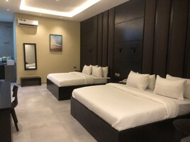 Family Room, 2 Queen Beds | Egyptian cotton sheets, premium bedding, down comforters