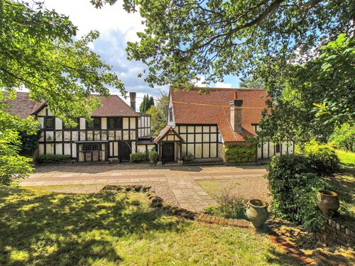 6 bedroom accommodation in East Grinstead